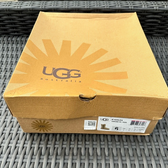 UGG | AZALEA Cozy Winter Boots in Sand (Size 6) | NEW IN BOX Condition - Picture 9 of 16
